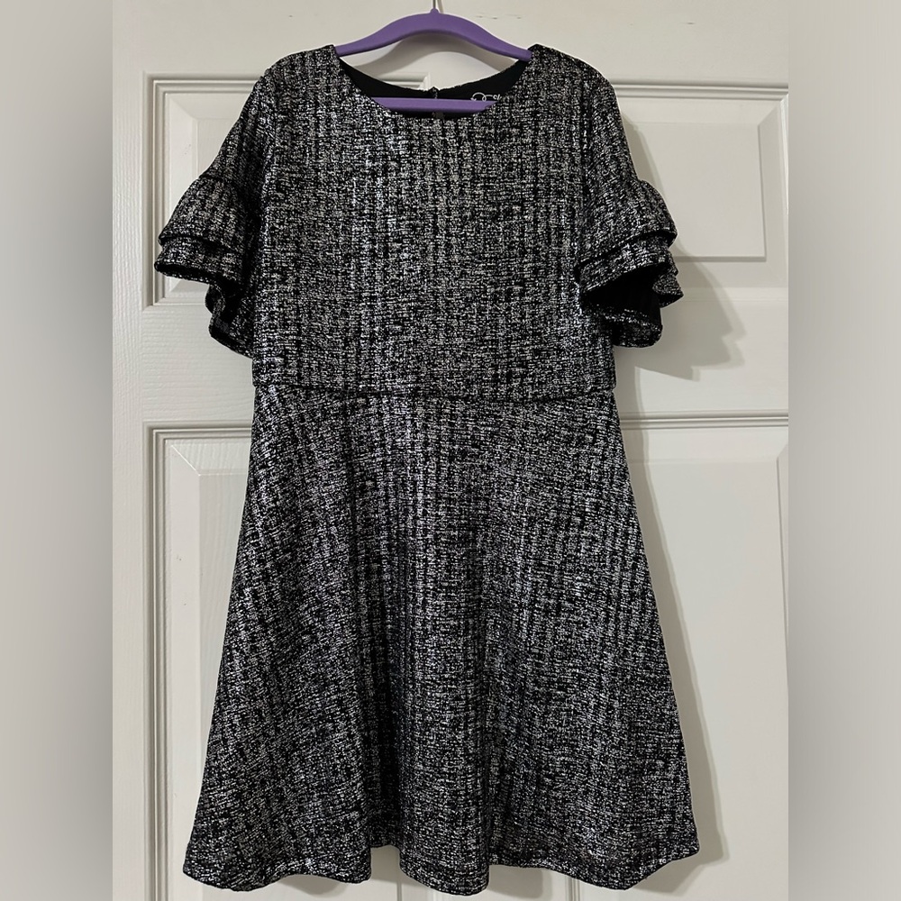 Girl’s party silver shimmery party dress. Size M 7/8.